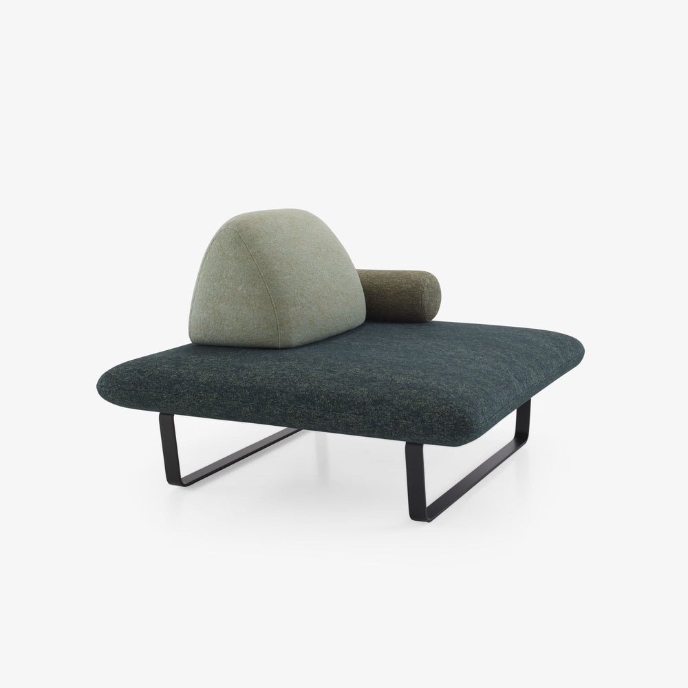 Podnóżek Murtoli — Ligne Roset, tapicerka antracyt, poduszki w kolorze szałwii, widok z przodu