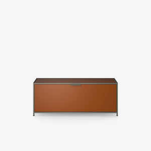 Szafka RTV Dita — Ligne Roset, front w kolorze terakota, widok z przodu