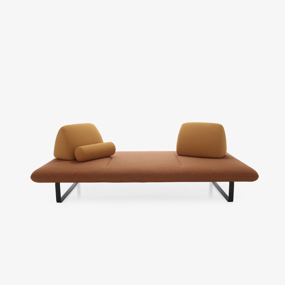 Sofa Murtoli — Ligne Roset, tapicerka w tkaninie kolor caramel, widok z przodu