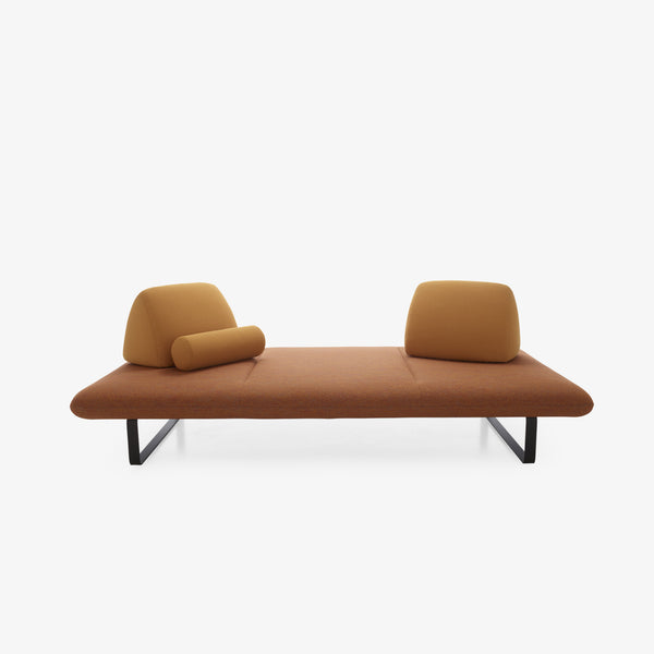 Sofa Murtoli — Ligne Roset, tapicerka w tkaninie kolor caramel, widok z przodu