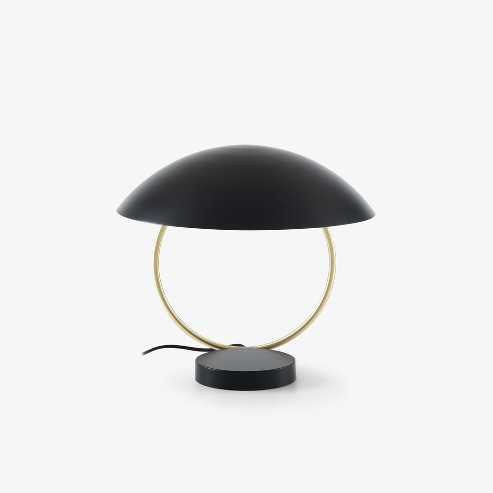 Lampa stołowa Tangent — Ligne Roset, kopuła czarna, rama mosiężna, widok z przodu