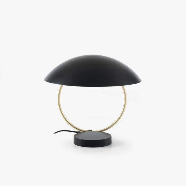 Lampa stołowa Tangent — Ligne Roset, kopuła czarna, rama mosiężna, widok z przodu