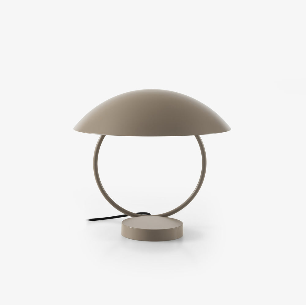 Lampa stołowa Tangent — Ligne Roset, abażur półokrągły, metalowa konstrukcja, widok z przodu