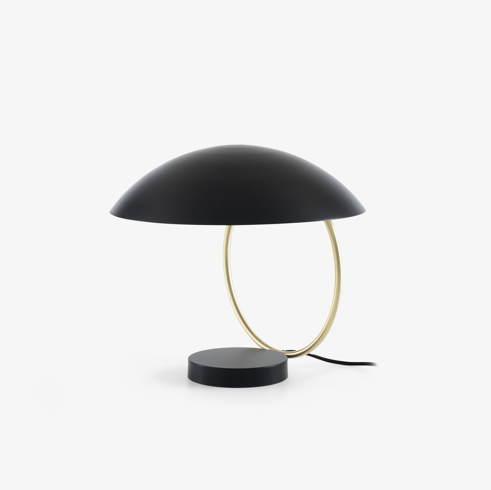 Lampa stołowa Tangent — Ligne Roset, kopuła czarna, rama mosiężna, widok z przodu