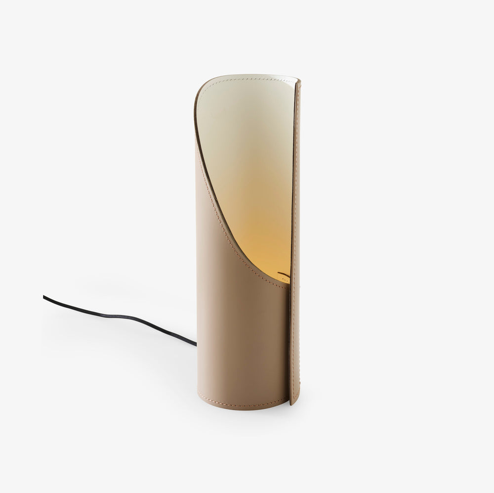 Lampa stołowa 360 — Ligne Roset, skóra tortora, widok z przodu, światło wewnętrzne