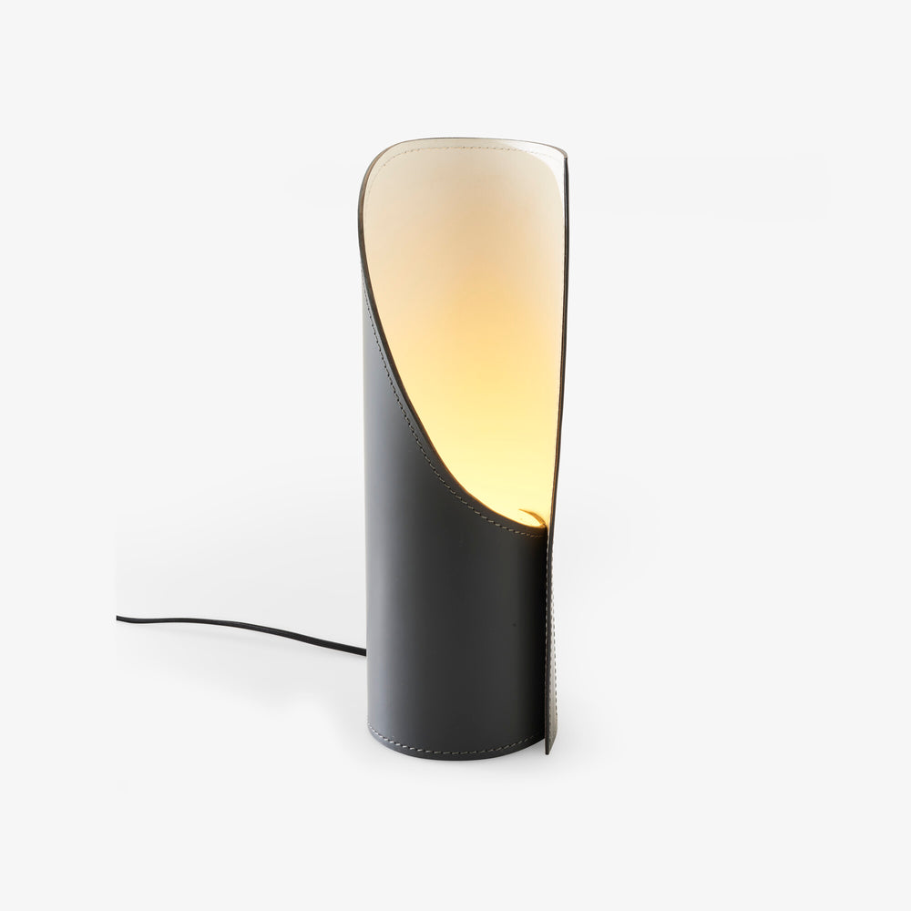 Lampa stołowa 360 Ardoise — Ligne Roset, obudowa czarna skóra, szkło mleczne, widok z przodu
