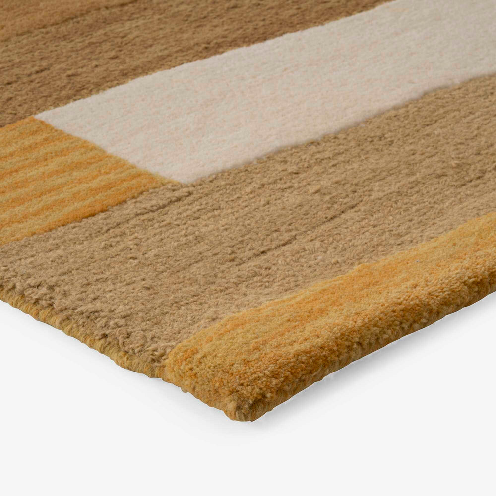 Dywan Labyrinthe — Ligne Roset, wzór geometryczny, kolorystyka złota, terakota i błękitna, widok z przodu
