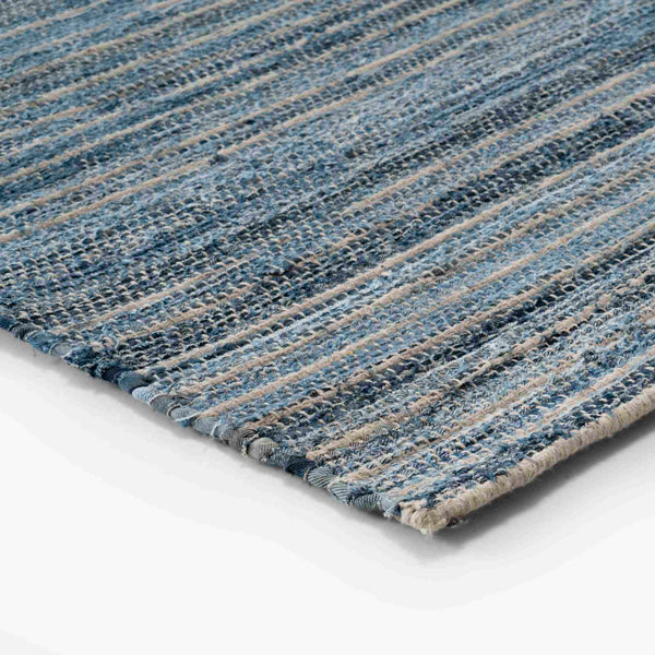 Re-Denim — detal krawędzi, splot tkaniny w kolorach niebieskim i naturalnym