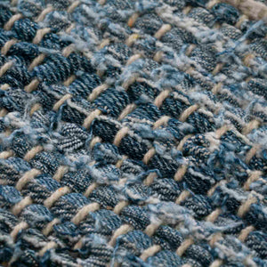 Re-Denim — zbliżenie struktury materiału, tekstura tkaniny w paski