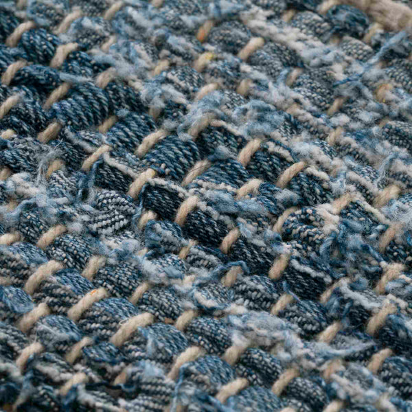 Re-Denim — zbliżenie struktury materiału, tekstura tkaniny w paski