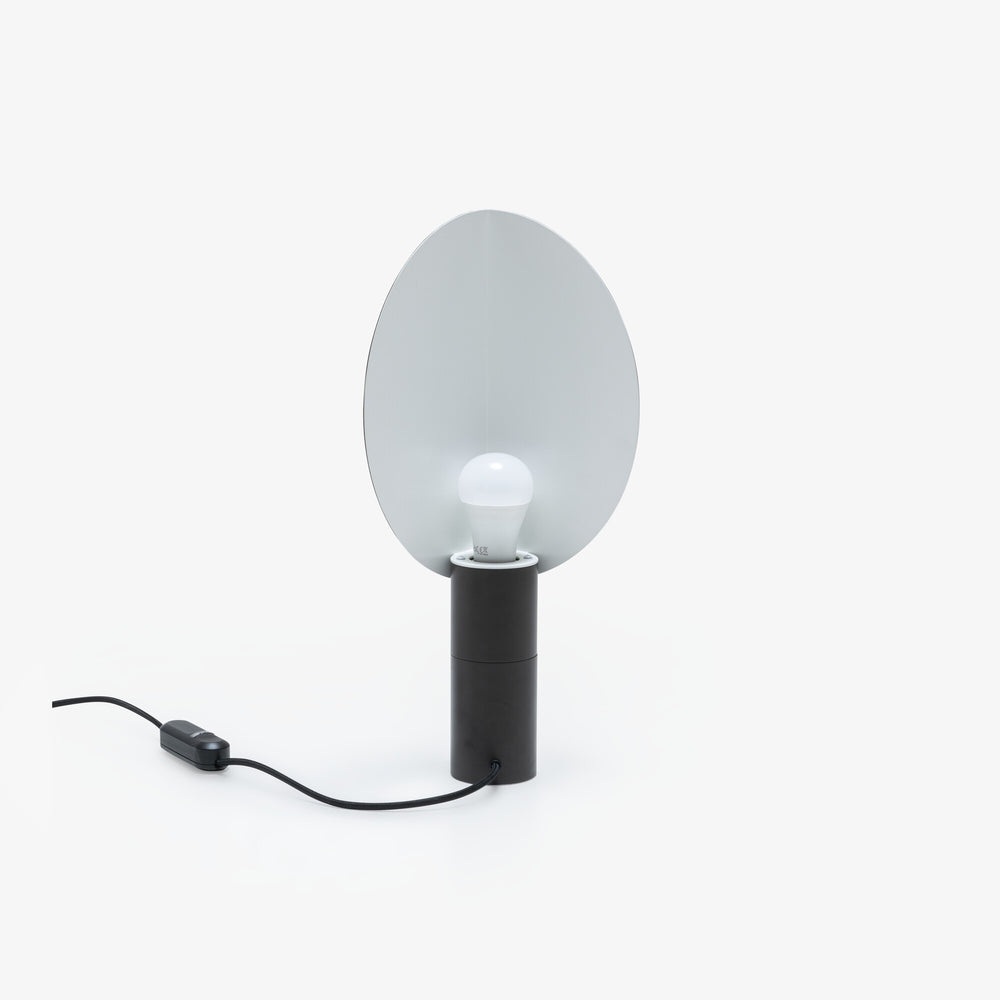 Lampa stołowa Pleeyeah! Chocolat — Ligne Roset, abażur owalny szary, podstawa czarna, widok z przodu
