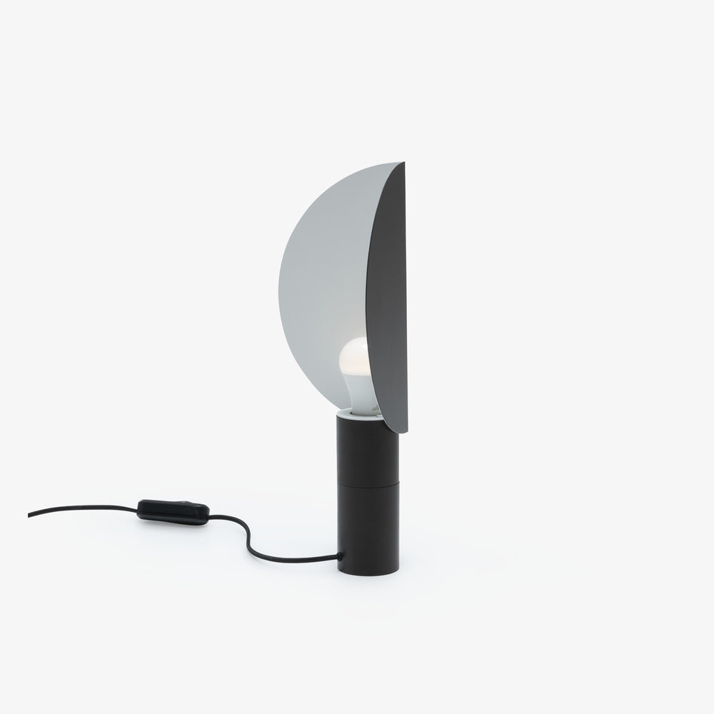 Lampa stołowa Pleeyeah! Chocolat — Ligne Roset, abażur owalny szary, podstawa czarna, widok z przodu