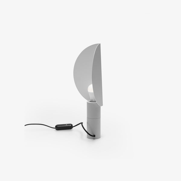Lampa stołowa Pleeyeah — Ligne Roset, abażur papierowy, widok z przodu, włącznik przewodu