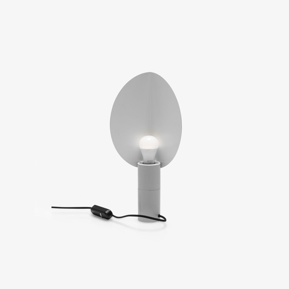 Lampa stołowa Pleeyeah — Ligne Roset, abażur papierowy, widok z przodu, włącznik przewodu