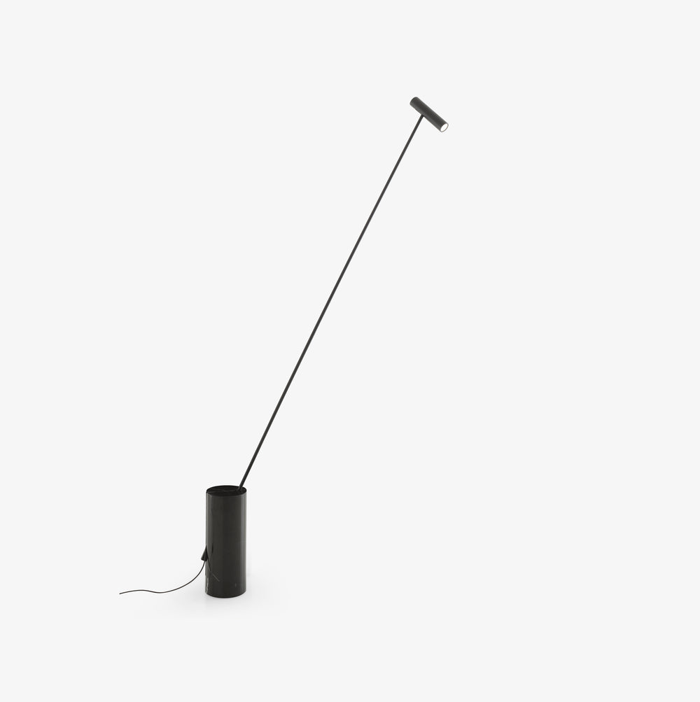 Lampa podłogowa Ciclamino — Ligne Roset, czarna, ramię regulowane, widok z przodu