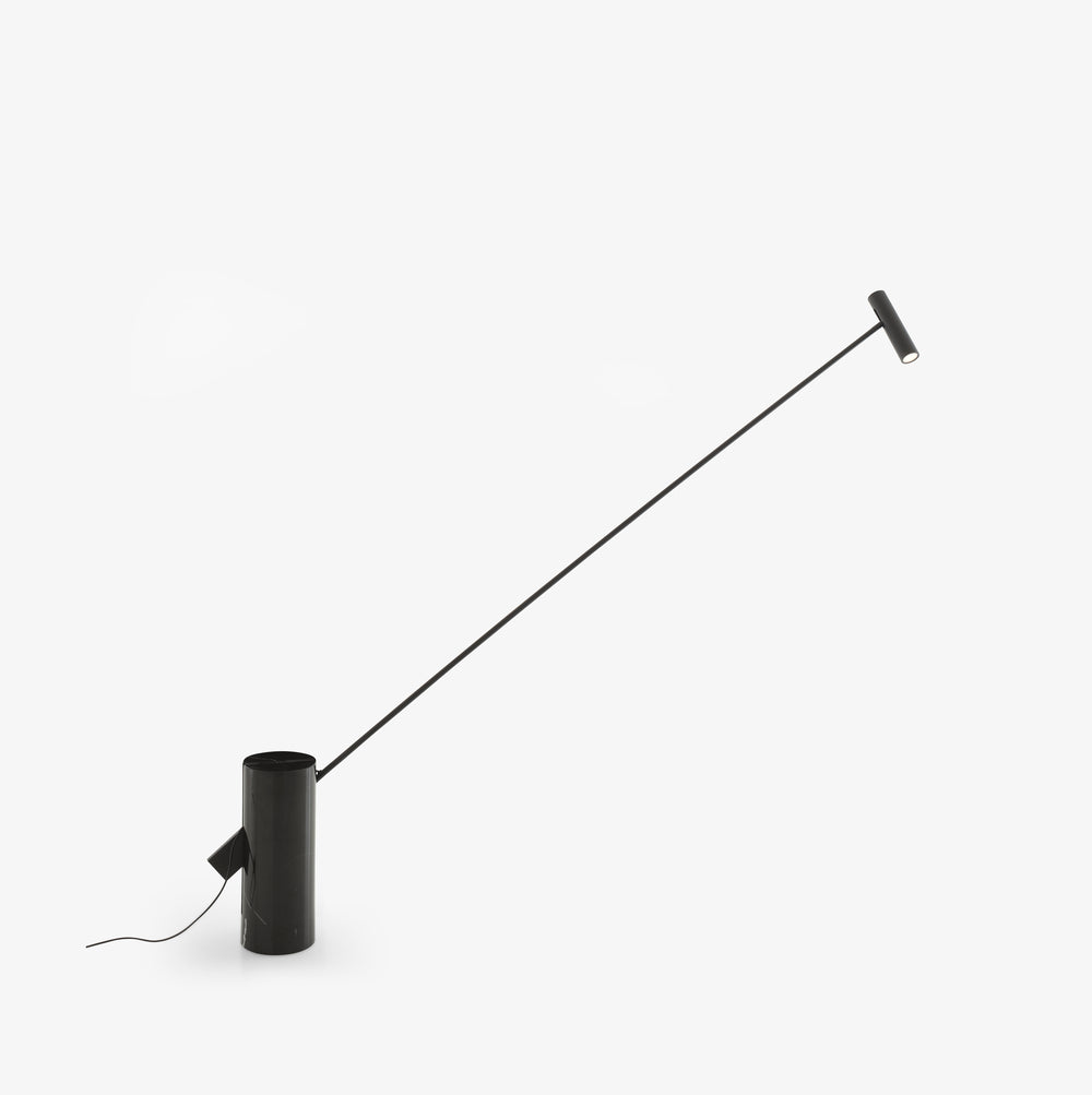 Lampa podłogowa Ciclamino — Ligne Roset, czarna, ramię regulowane, widok z przodu
