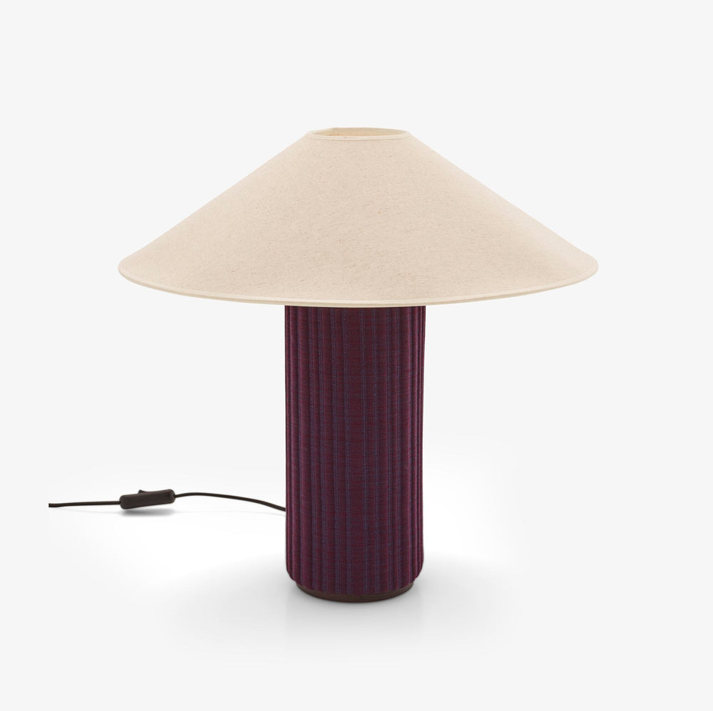 Lampa stołowa Mojave — Ligne Roset, abażur lniany, podstawa w kolorze bakłażanu, widok z przodu