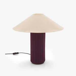 Lampa stołowa Mojave — Ligne Roset, abażur lniany, podstawa w kolorze bakłażanu, widok z przodu