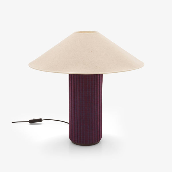 Lampa stołowa Mojave — Ligne Roset, abażur lniany, podstawa w kolorze bakłażanu, widok z przodu