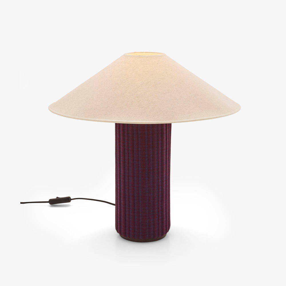 Lampa stołowa Mojave — Ligne Roset, abażur lniany, podstawa w kolorze bakłażanu, widok z przodu