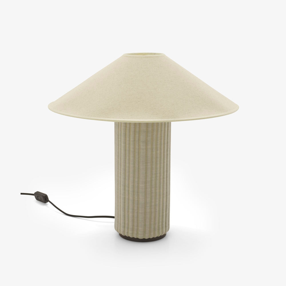 Lampa stołowa Mojave — Ligne Roset, abażur lniany, podstawa żebrowana, widok z przodu