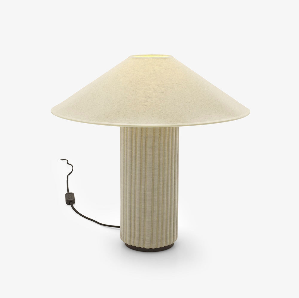 Lampa stołowa Mojave — Ligne Roset, abażur lniany, podstawa żebrowana, widok z przodu