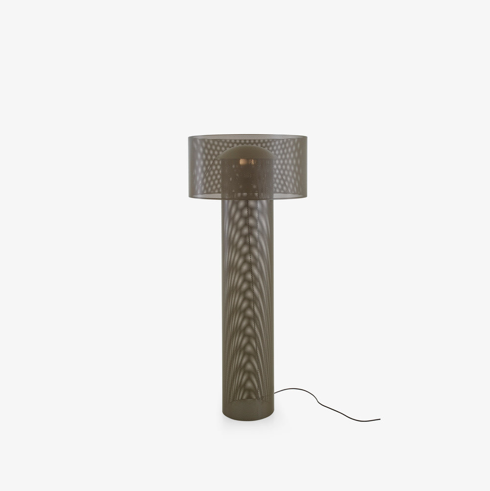 Lampa podłogowa Asola — Ligne Roset, abażur perforowany, widok z przodu