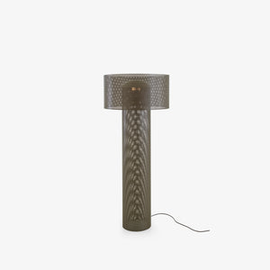 Lampa podłogowa Asola — Ligne Roset, abażur perforowany, widok z przodu