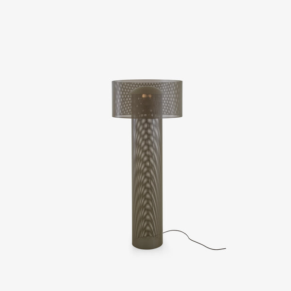 Lampa podłogowa Asola — Ligne Roset, abażur perforowany, widok z przodu