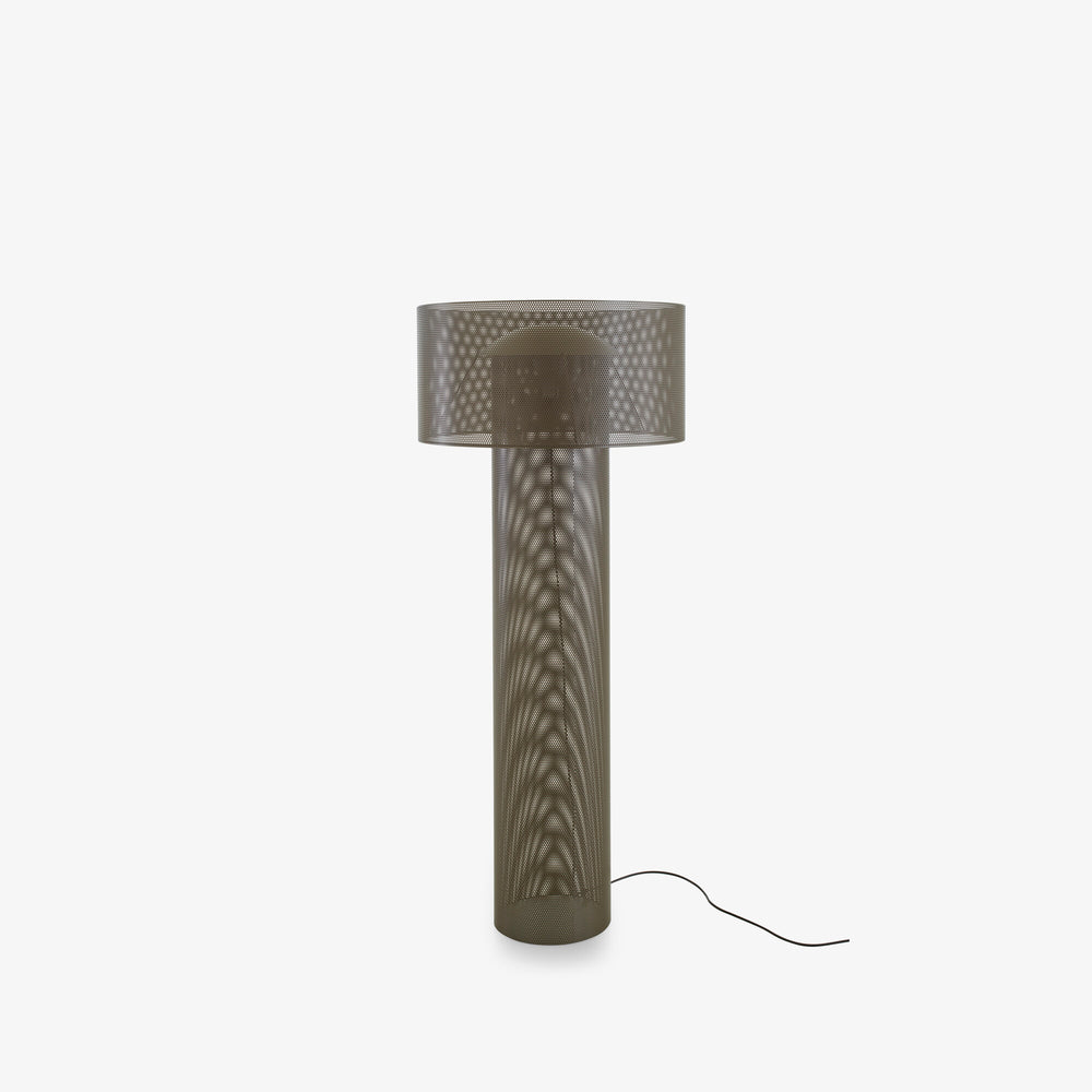 Lampa podłogowa Asola — Ligne Roset, abażur perforowany, widok z przodu