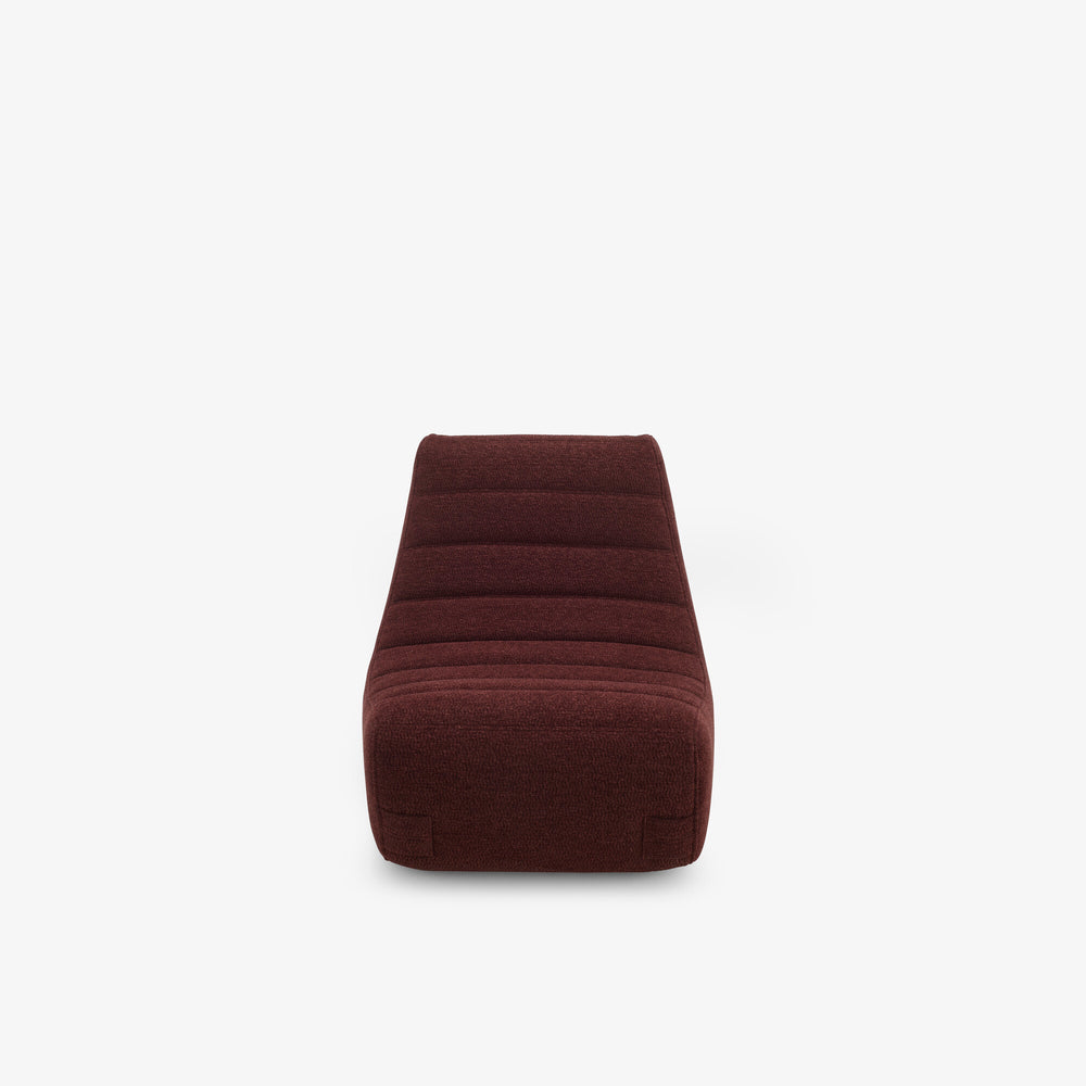 Fotel Saparella — Ligne Roset, tapicerka w tkaninie bordowej, widok z przodu