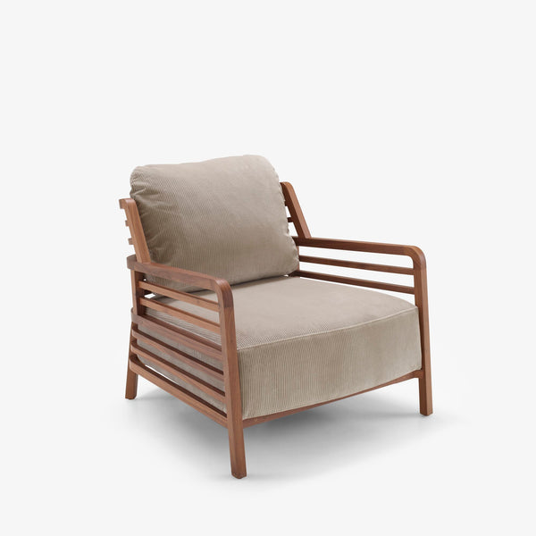Flax High Back — widok z boku, drewniana rama z przeszyciami, podłokietniki w drewnie