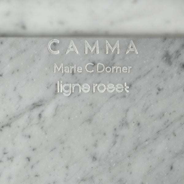 Camma — zbliżenie blatu, marmur Carrara z naturalnym wzorem