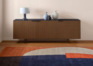 Naïf — dywan w aranżacji salonu, pod sideboard z drewna, oświetlenie naturalne