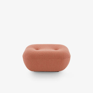 Podnóżek Bonnie — Ligne Roset, tapicerka w tkaninie terakota, widok z przodu
