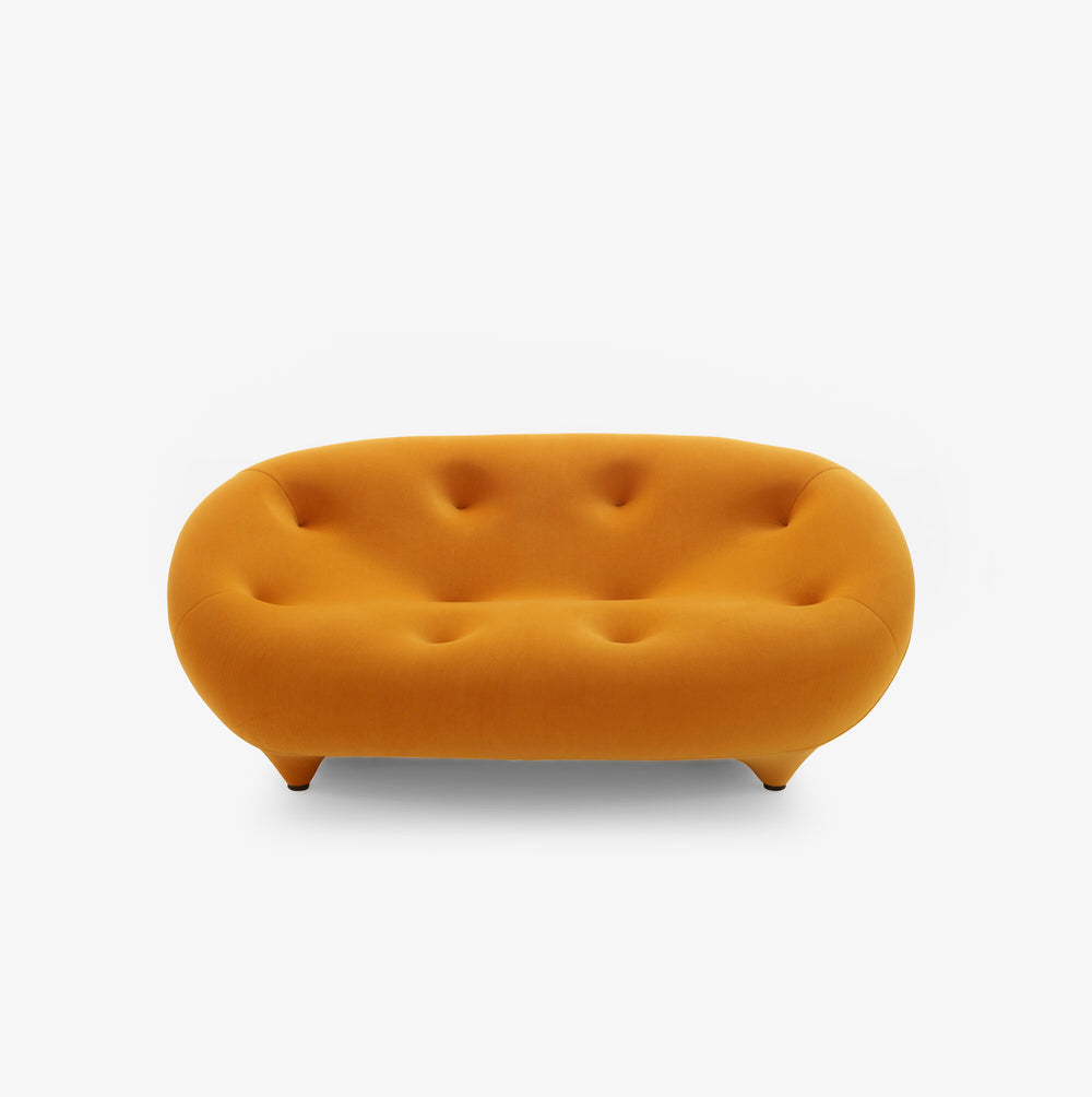Sofa Ploum Small Low Back — Ligne Roset, tapicerka w tkaninie żółto-pomarańczowej, widok z przodu