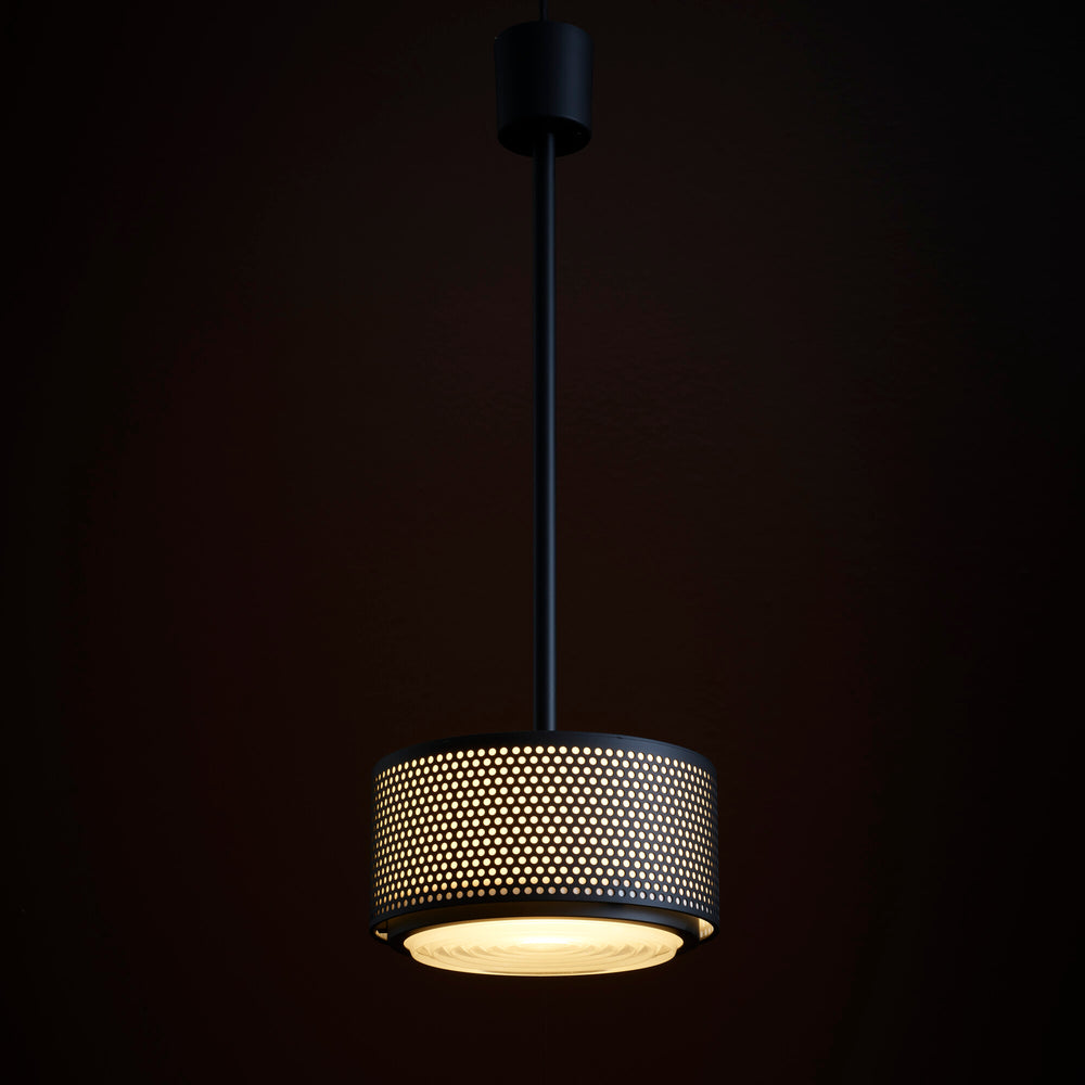Lampa wisząca G13 am — Ligne Roset, obudowa perforowana czarna, widok z przodu
