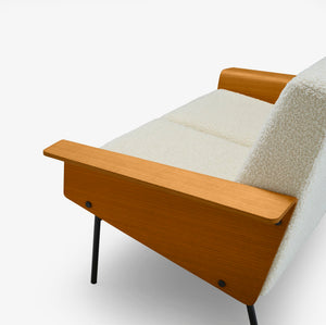 Sofa G10 z drewnianymi podłokietnikami