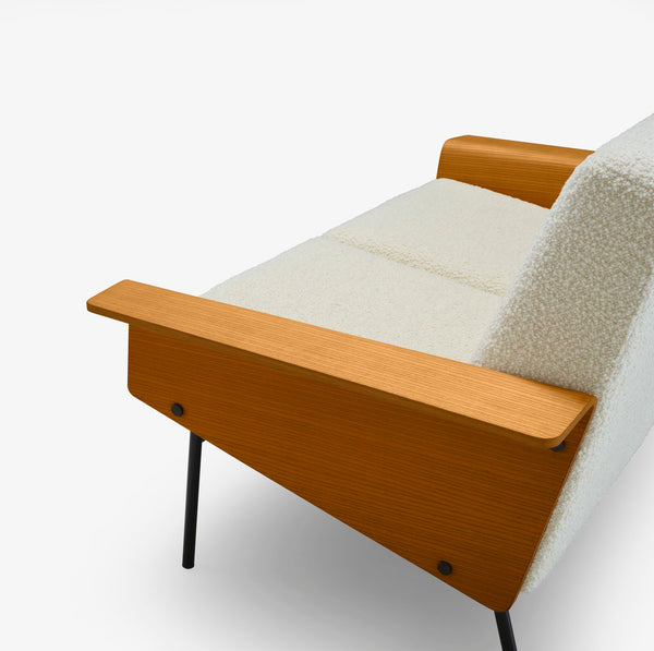 Sofa G10 z drewnianymi podłokietnikami