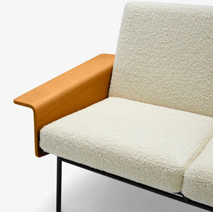 Sofa G10 z drewnianymi podłokietnikami
