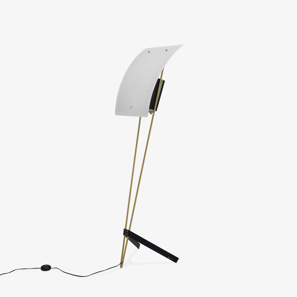 Lampa podłogowa G30 — Ligne Roset, abażur szary, nogi czarne, widok z przodu