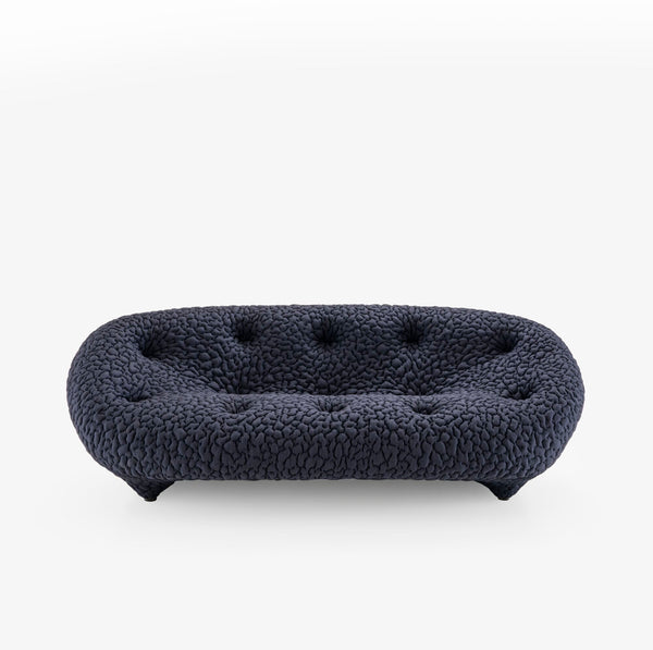 Sofa Ploum — Ligne Roset, tapicerka w tkaninie boucle, widok z przodu