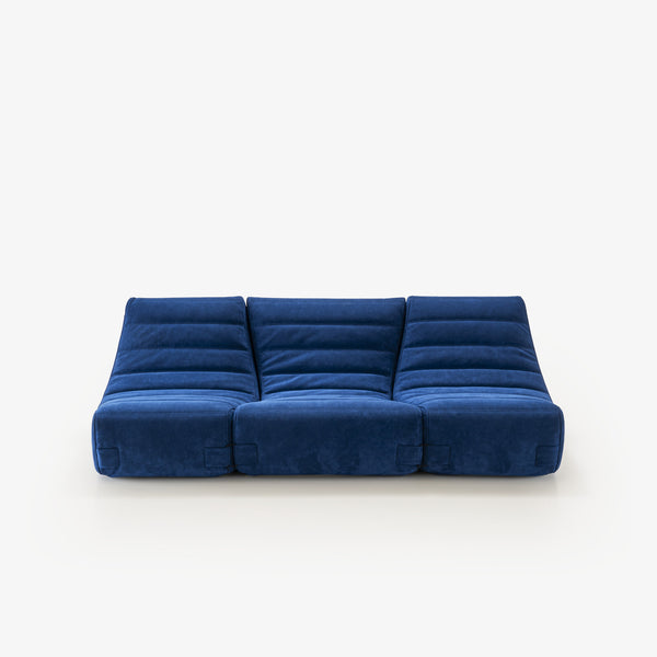 Sofa Saparella — Ligne Roset, tapicerka w tkaninie niebieskiej, widok z przodu
