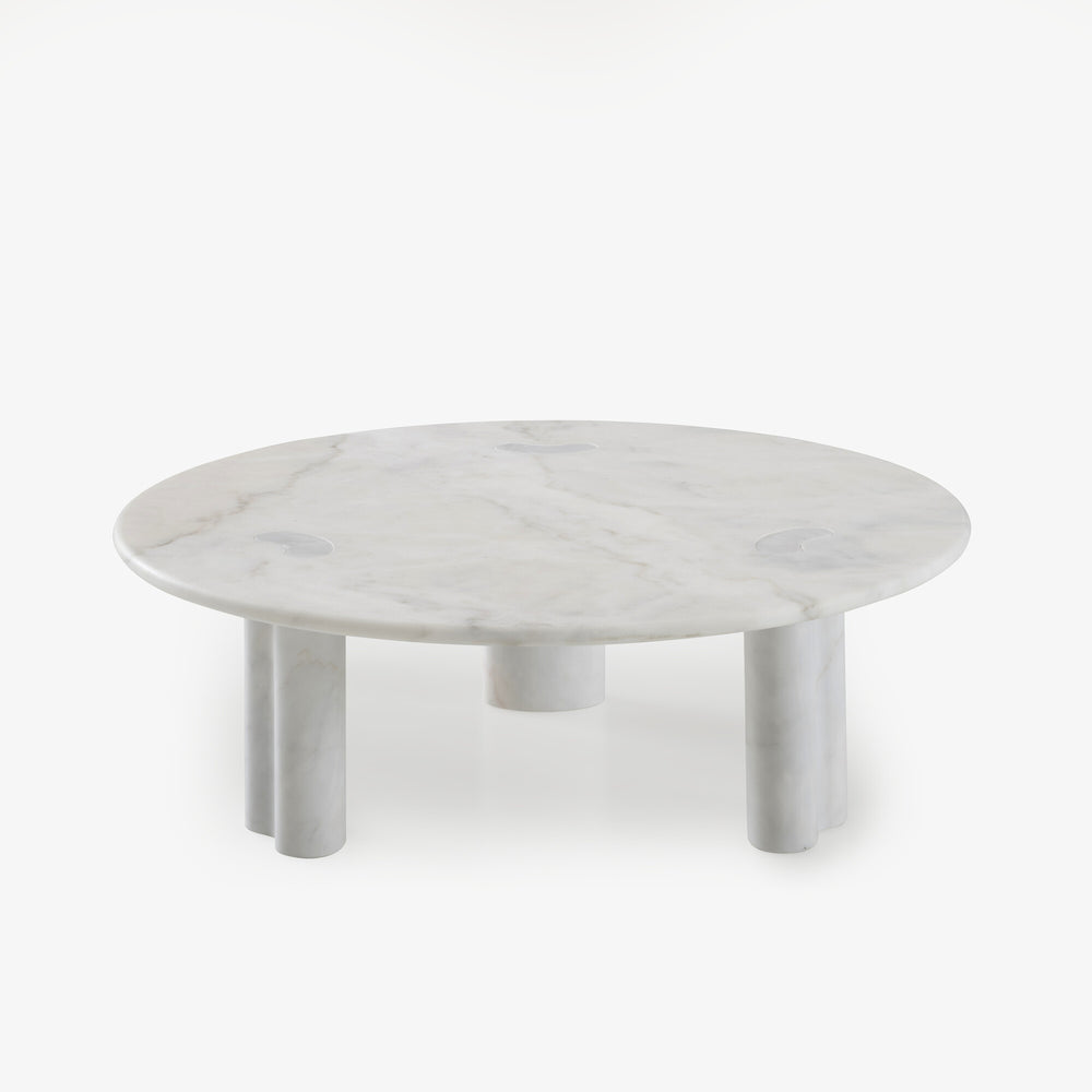 Stolik kawowy Peanut — Ligne Roset, blat marmurowy, nogi cylindryczne, widok z przodu