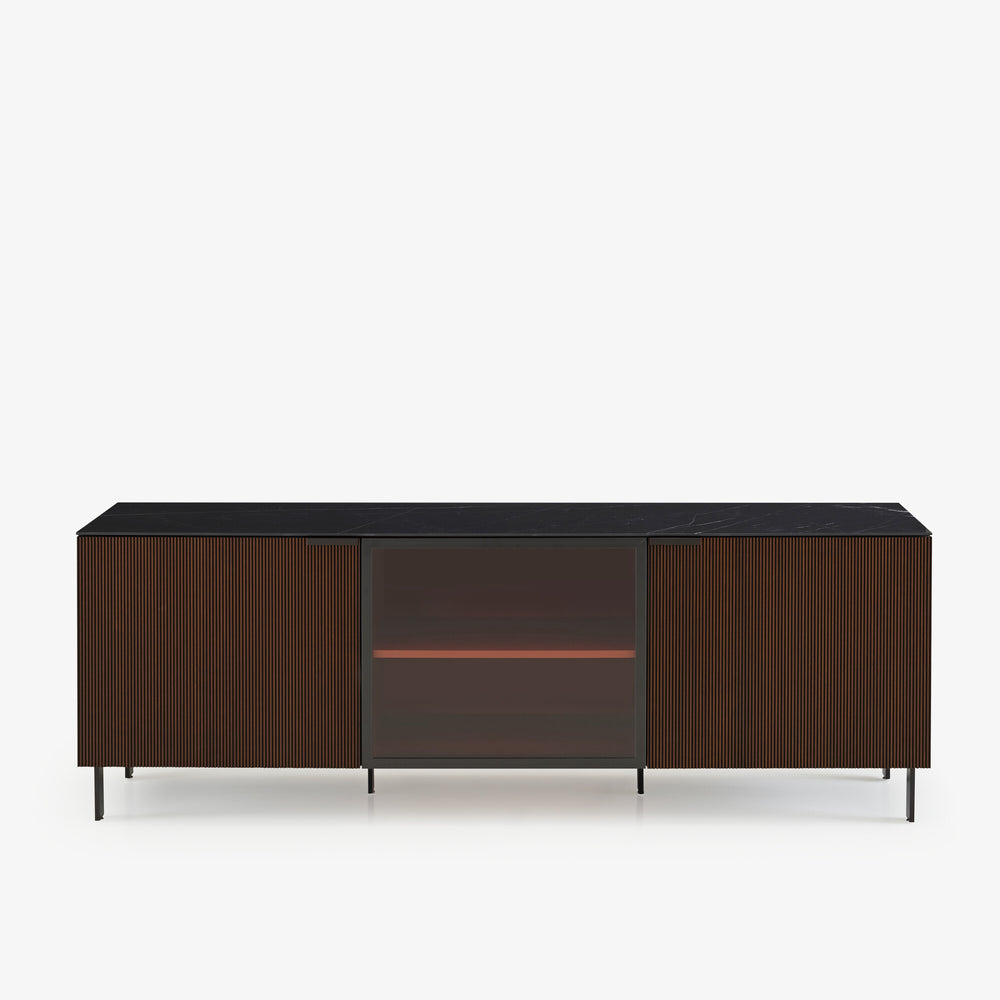 Komoda Selvans — Ligne Roset, drewno w kolorze brązu, przeszklony front, widok z przodu