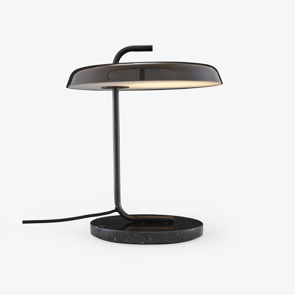 Lampa stołowa Charlie — Ligne Roset, obudowa czarna, podstawa marmurowa, widok z przodu