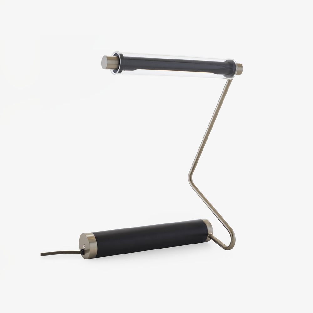 Lampa stołowa Cilari — Ligne Roset, konstrukcja z czarnym ramieniem i metalowymi złączkami, widok z przodu