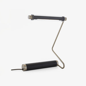 Lampa stołowa Cilari — Ligne Roset, konstrukcja z czarnym ramieniem i metalowymi złączkami, widok z przodu