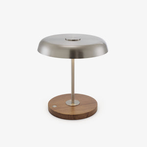 Lampa stołowa Drapper — Ligne Roset, abażur metalowy, podstawa drewniana, widok z przodu