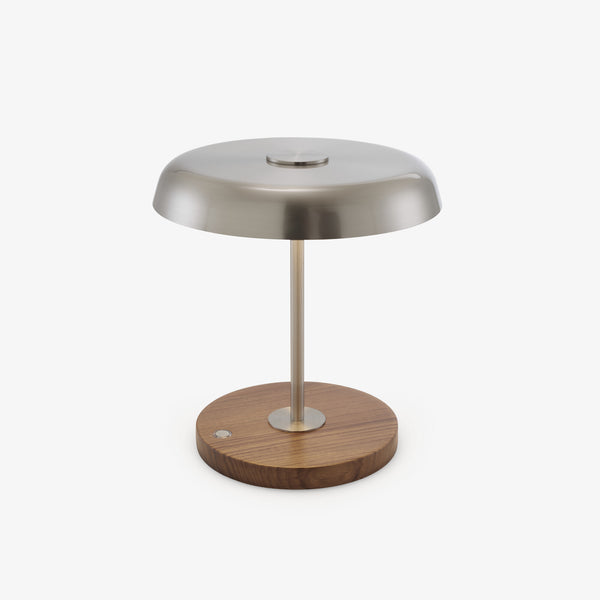 Lampa stołowa Drapper — Ligne Roset, abażur metalowy, podstawa drewniana, widok z przodu